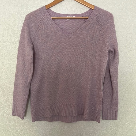 Light Purple Gap Sweater - Picture 1 of 3